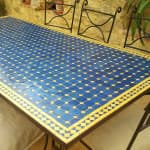 Mesa mosaico azul y amarillo