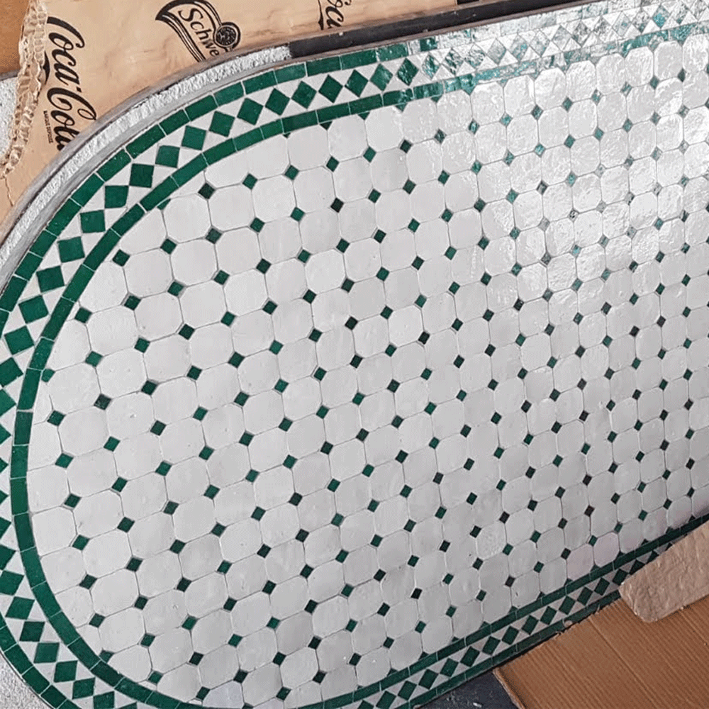 Mesa con azulejos marroquíes blancos y verdes