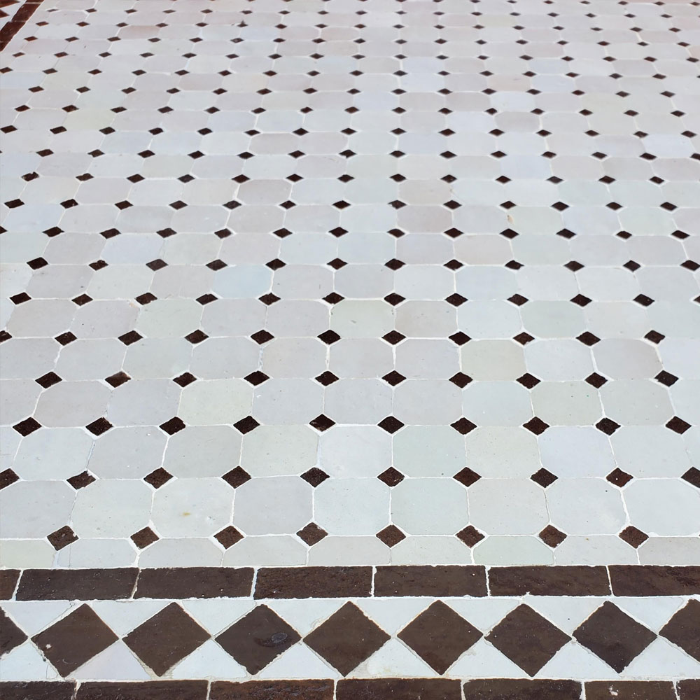 Mesa de mosaico marroquí marrón y blanco